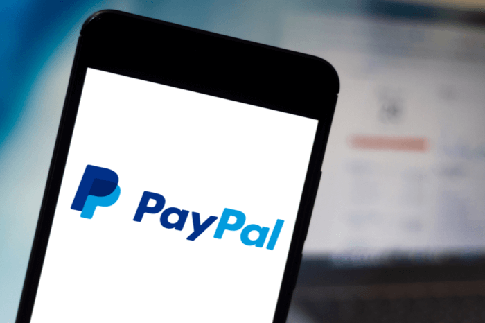 Logo des Zahlungsdienstes PayPal auf einem Smartphone