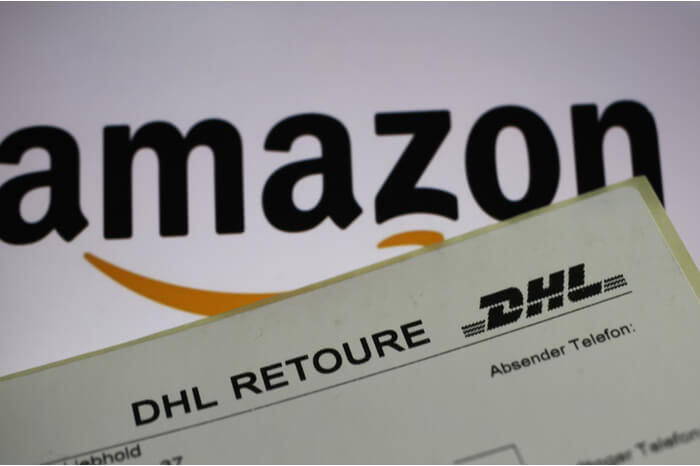 Amazon-Logo und Retourenetikett von DHL