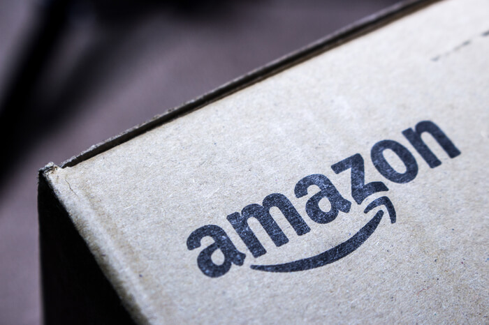 Amazon-Logo auf einem Karton