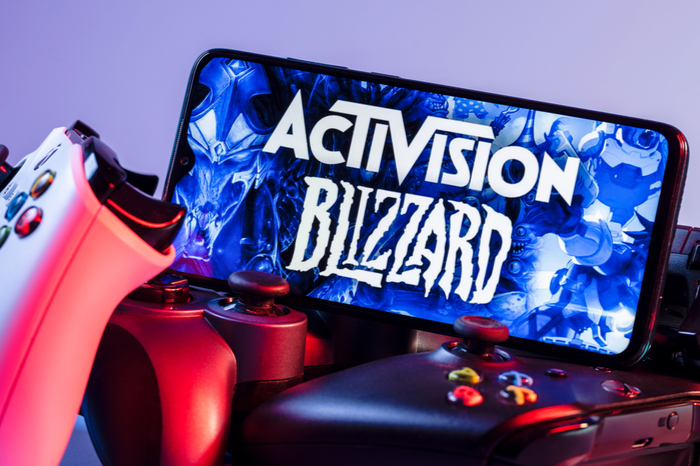 Activision Blizzard Logo mit Controllern und Smartphone