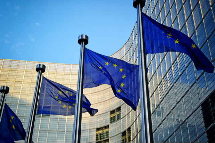 EU-Flaggen vor dem Kommissionsgebäude