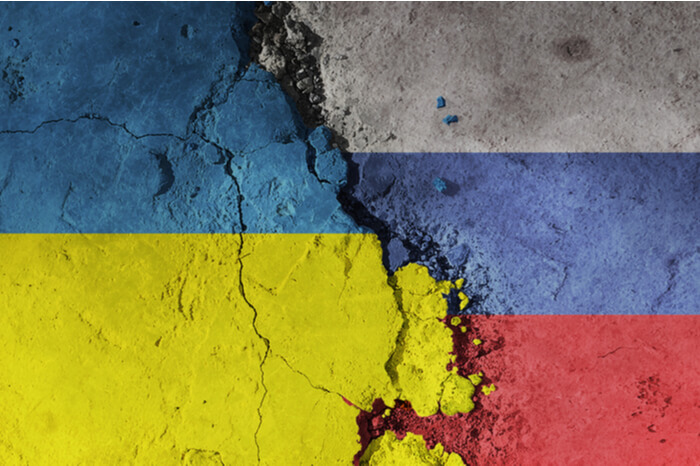 Geteilte Flagge auf zerrüttetem Stein: Ukraine und Russland