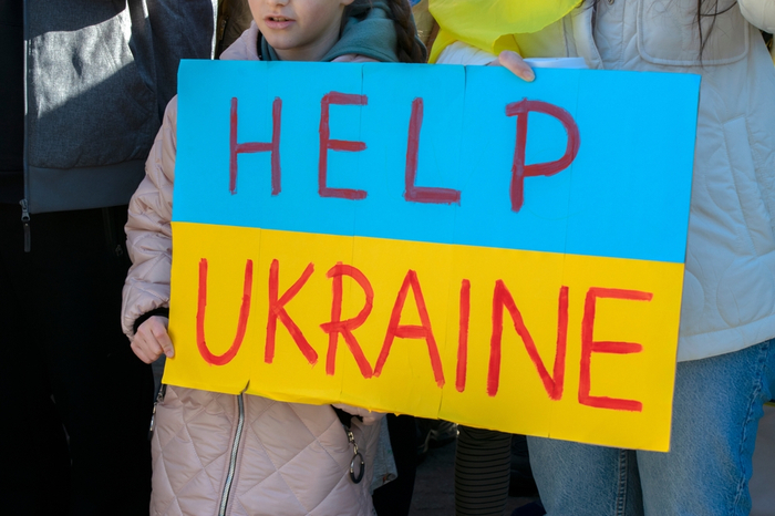 Demoschild mit Hilfsaufruf für die Ukraine