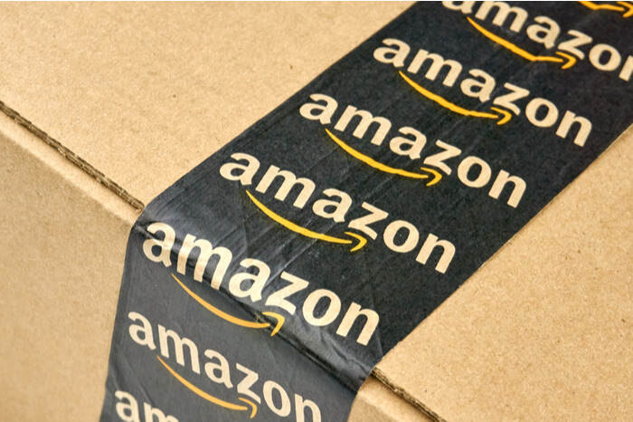 Lieferketten im Online-Handel: Paket mit Amazon-Klebeband