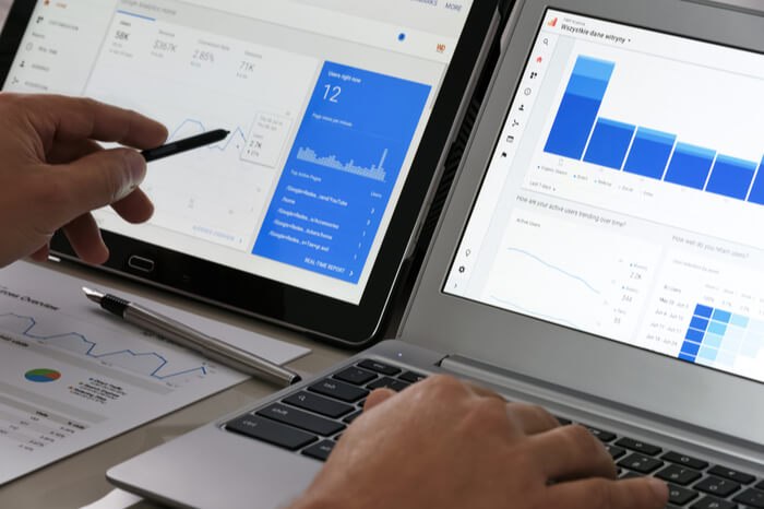Google Analytics Auswertung auf Laptop