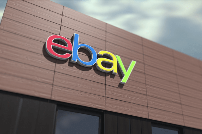 Änderungen auf dem Online-Marktplatz: Ebay-Logo an einem Gebäude