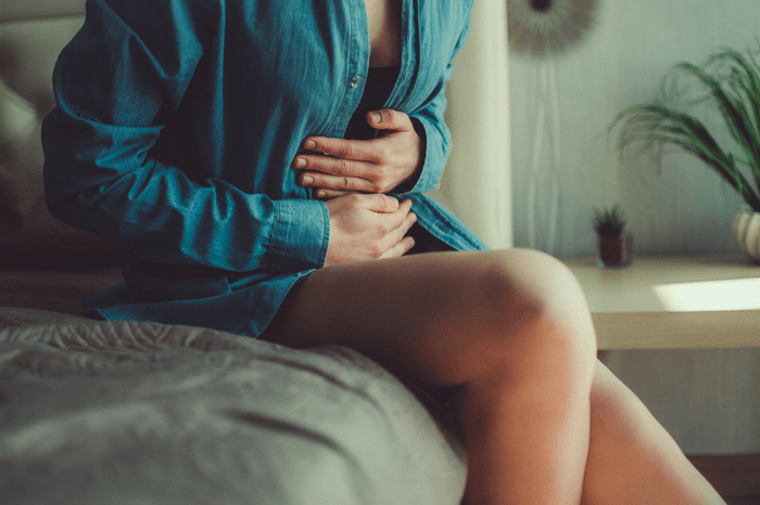 Frau mit Menstruationsschmerzen
