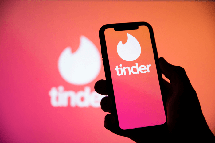 Tinder-Logo und Smartphone mit Tinder-App
