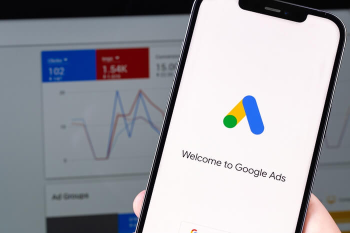 Smartphone-Display mit Google Ads Logo