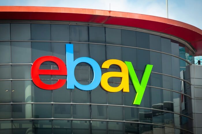 Ebay-Logo an einem Gebäude