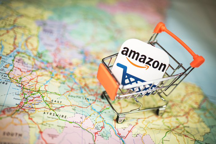 Einkaufswagen mit Amazon auf Karte