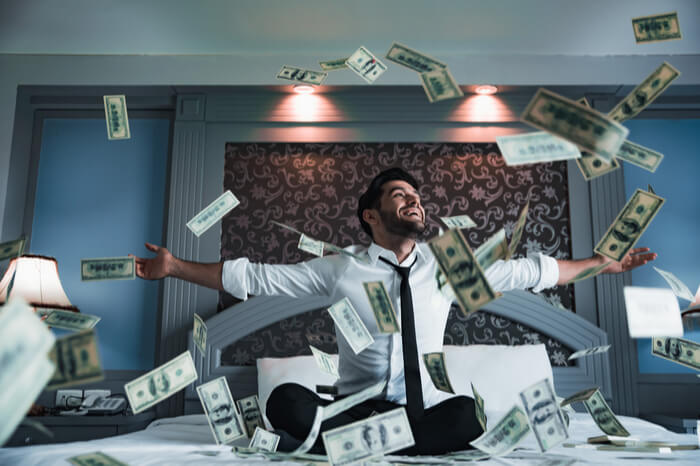 Zu viel Gehalt ausgezahlt: Mann im Geldregen