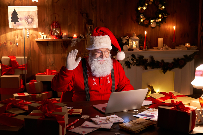 Weihnachtsmann vor Laptop