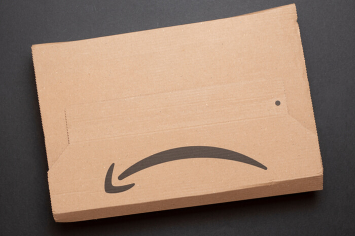 Kritik: Amazon-Karton mit einem traurigen Smile