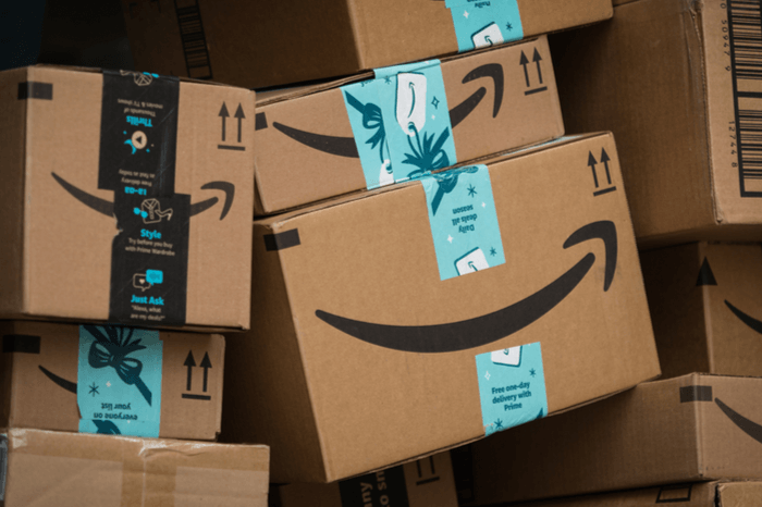 Amazon-Kartons auf einem Stapel