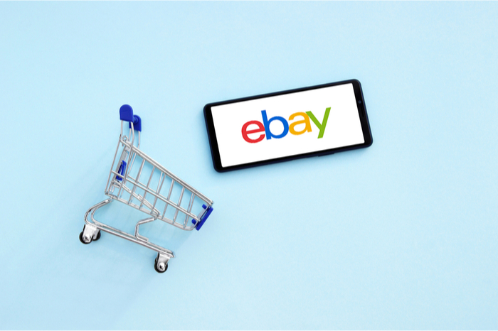 Einkaufwagen und Ebay-Logo auf Smartphone