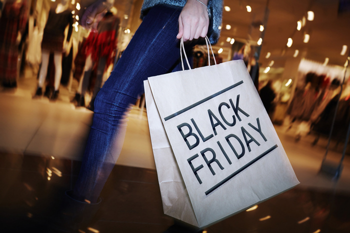 Shoppende Person mit Black Friday Tasche