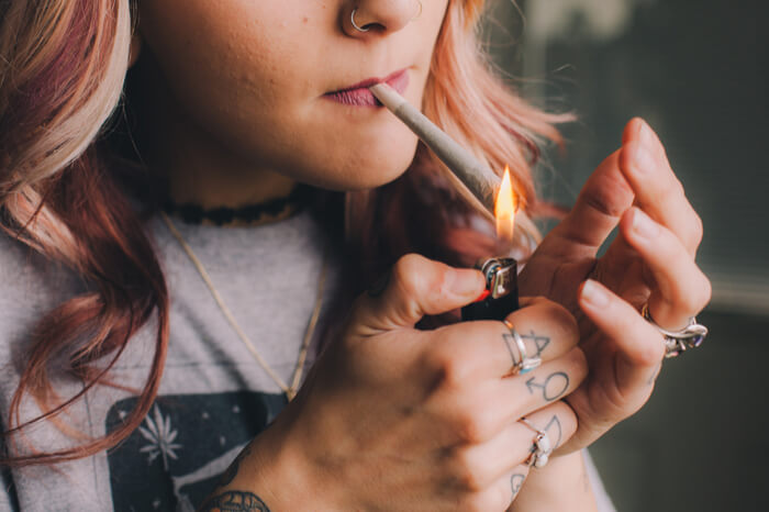 Cannabis-Legalisierung: Frau raucht einen Joint