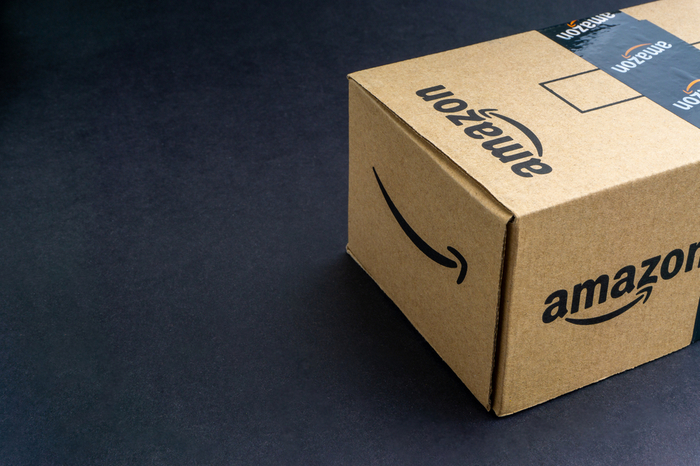 Amazonpaket auf schwarzem Hintergrund