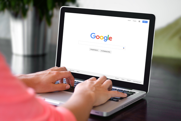 Frau sucht auf Laptop via Google