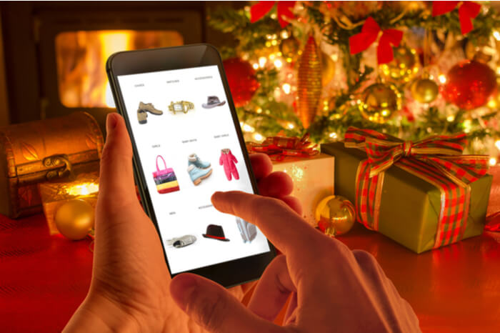 Online-Shopping zu Weihnachten auf dem Smartphone