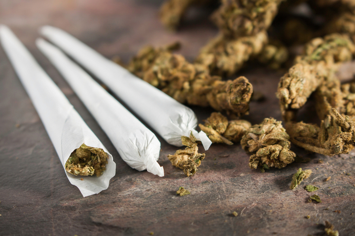 Cannabis-Blüten neben Joints