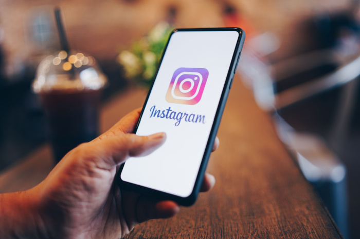 Auf Smartphone öffnet sich die Instagram-App