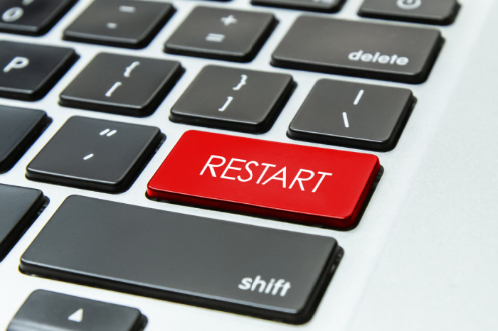 Tastatur mit rotem Button, auf dem "Restart" steht