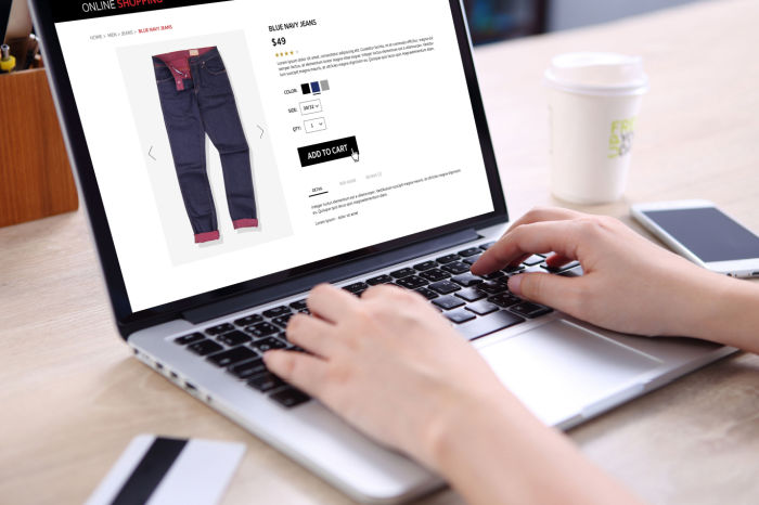 Person kaufs Jeans online ein