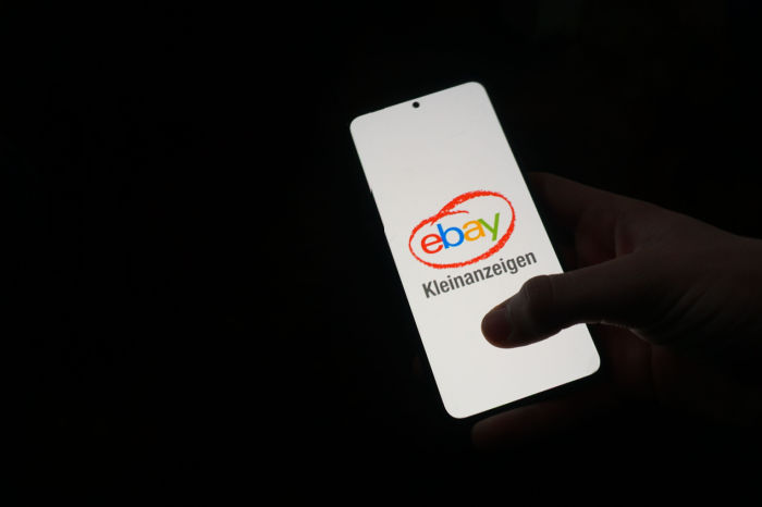 Smartphone mit Ebay-App in Hand