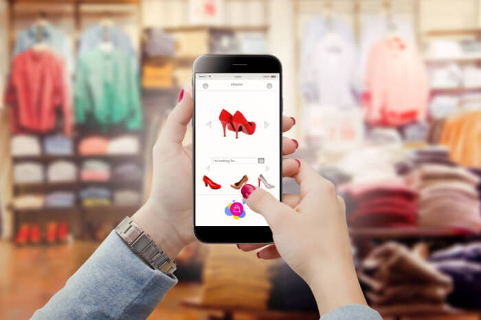 Online-Shopping im stationären Geschäft auf Smartphone