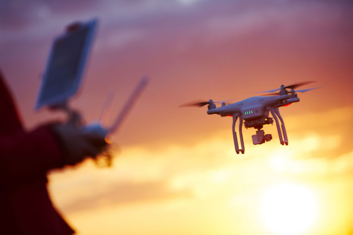 Drohnenpiloten bei Sonnenuntergang