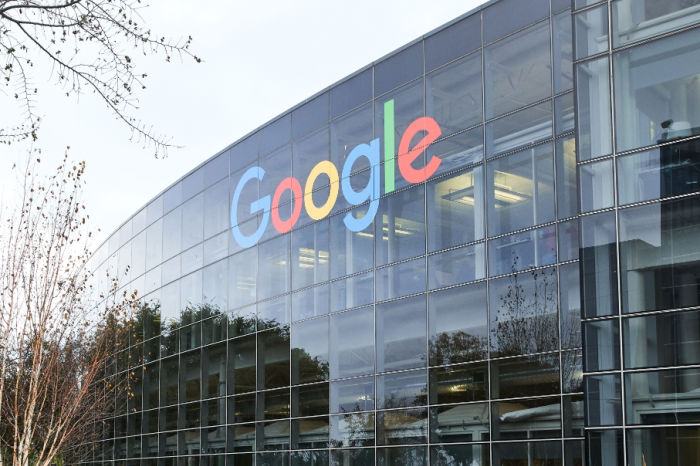 Google-Schriftzug auf Gebäude