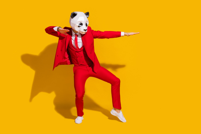 Tanzender Mann mit Panda-Maske