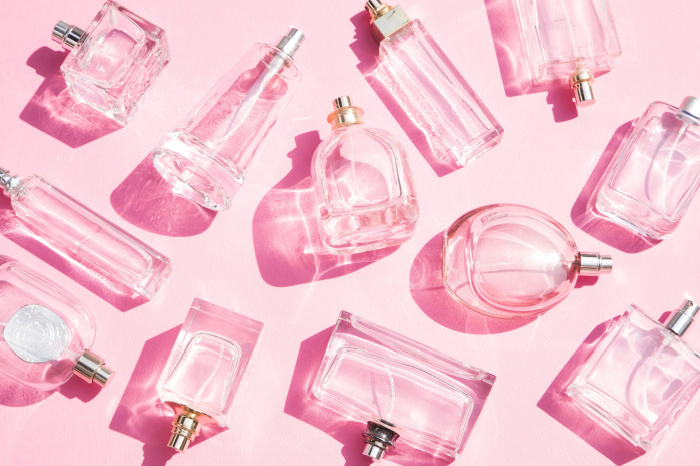 Parfumflaschen auf rosa Grund