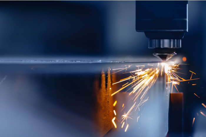 Blauer Laser CNC-Schnitt aus Metall mit leichtem Funken