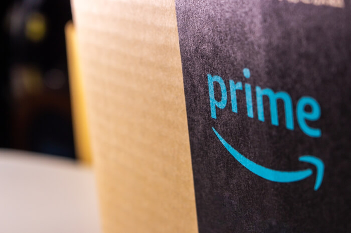 Lächeln auf einem Amazon-Paket