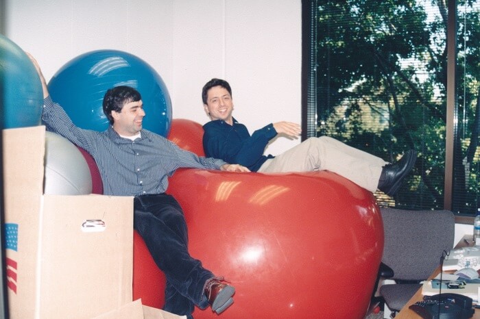 Die Google-Gründer Larry Page und Sergey Brin entspannen sich auf Sitzsäcken nach einer Party