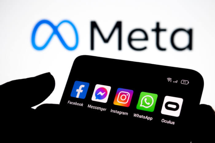 Meta-Logo und Smartphone mit Meta-Apps