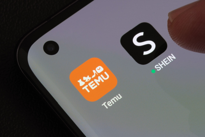 Smartphone zeigt Temu und Shein Apps