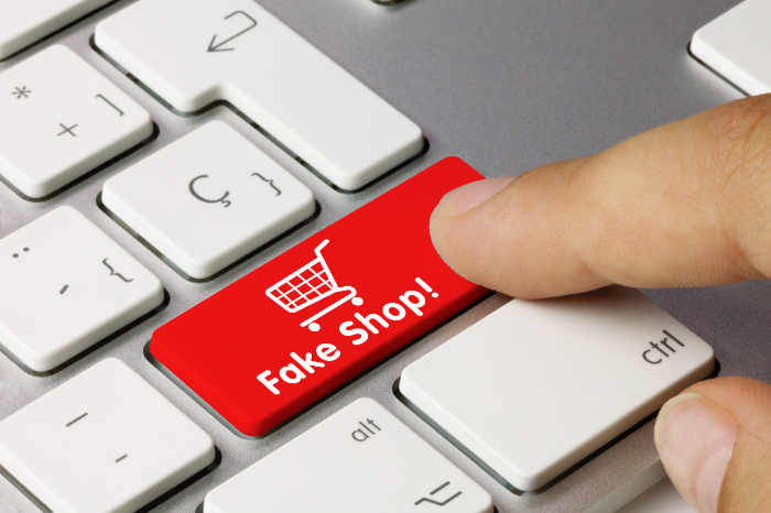 Taste auf einer Tastatur in rot mit der Aufschrift: Fake Shop