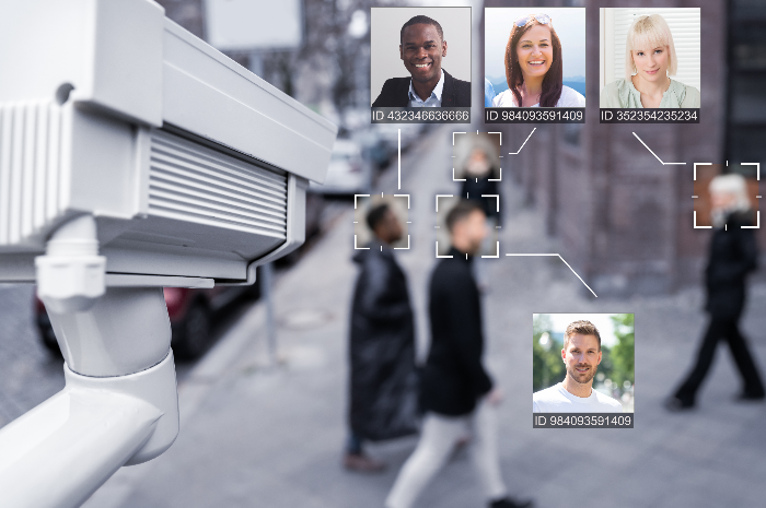 Überwachungskamera, die auf Fußgängerzone gerichtet ist und Gesichtserkennung bei Passanten anwendet