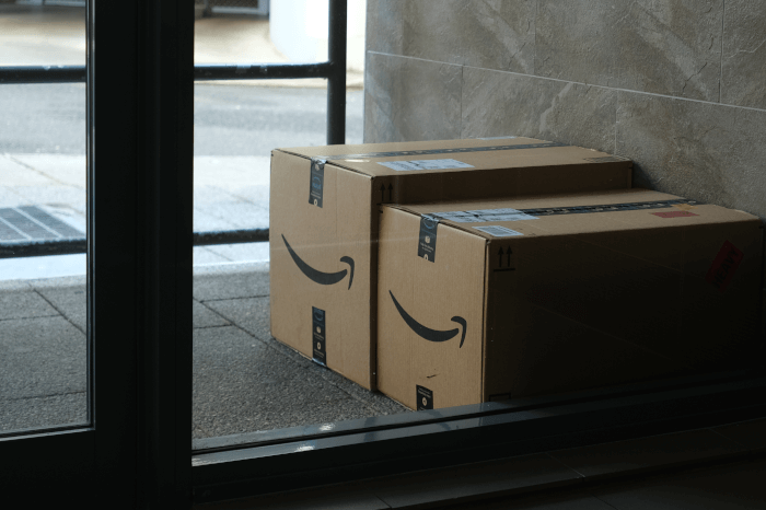 Amazon-Pakete vor einem Haus