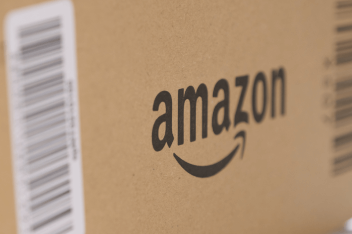 Amazon-Paket: Mitarbeiter von Amazon sollen ihren Arbeitgeber bestohlen haben. Nun fiel ein Urteil