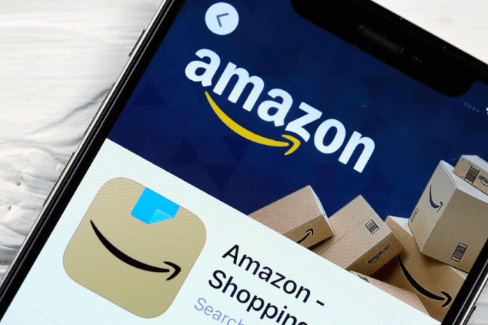 Amazon auf einem Smartphone: Hat der Konzern Kunden getäuscht? Eine entsprechende Klage will er abweisen lassen.