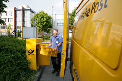 Der Online-Handel zwingt die Deutsche Post zu unerwarteten Investitionen.