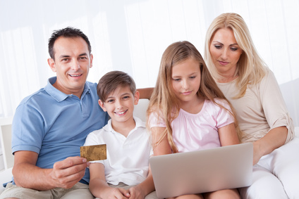 Familie beim Online-Shopping