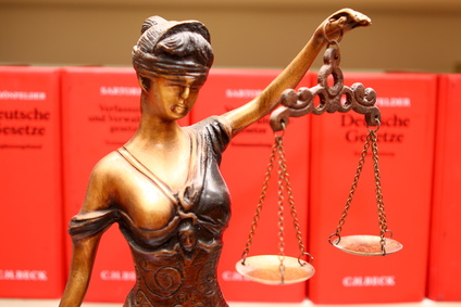 Justizia vor Gesetzbüchern