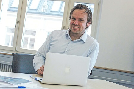 CEO und Gründer Thomas Wagner am Laptop