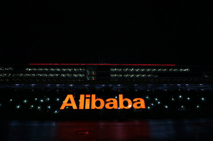 Alibaba Logo vor Gebäude bei Nacht